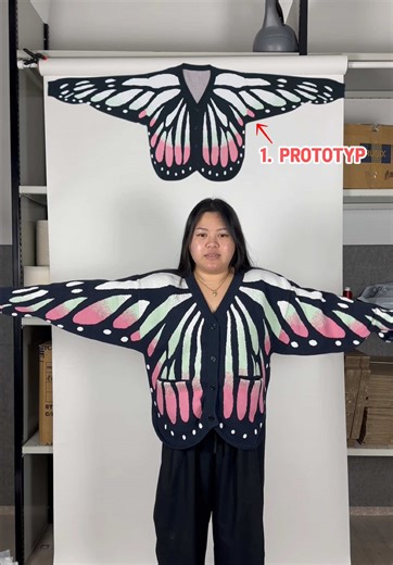 Gleiches update aber diesmal auf deutsch ☺️🇩🇪 Was sagt ihr zu dem Schmetterling Cardigan? #animemerch #anime #manga #smallbusiness #butterfly