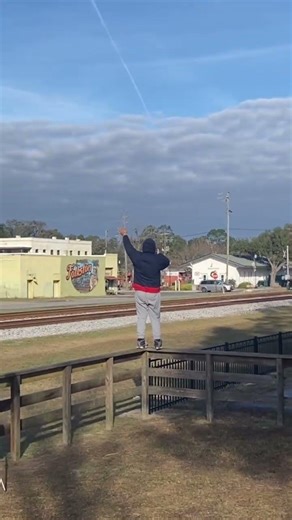 CSX I143 w/ friendly crew and CCSX YN2 136 trailing second