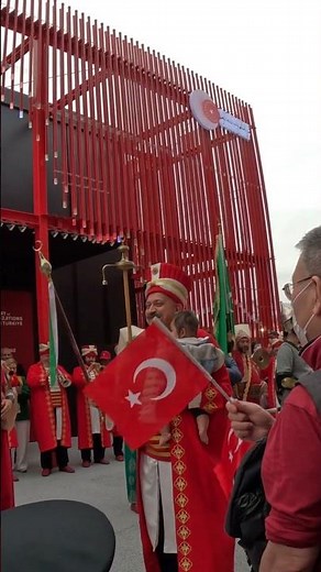 トルコ軍楽隊・メフテルの団長 日本人の赤ちゃんを抱きながら指揮をする #大阪関西万博