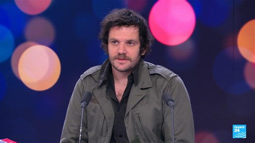 Félix Moati fait ses débuts en littérature avec son premier roman : "Voir Clair"