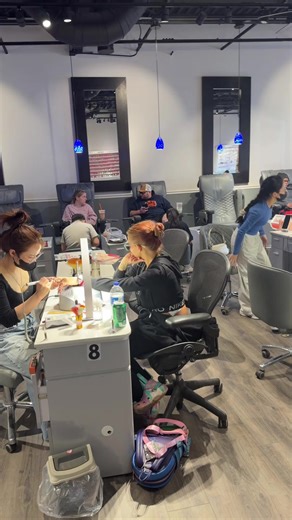 Năm moi den roi tiệm anh chi như thế nào, cho minh rat nhiều khach can vai chi em gai ve tiệm mình kiếm tiền bao luong $2100/1 tuần chia roi tiệm o Indiana