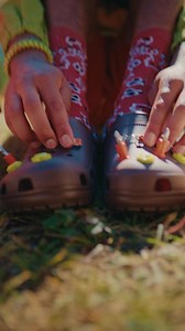 🌍 Con Crocs, vos creás tu universo, vos marcás tu estilo. Comodidad sin reglas. Color sin límites. Tu mundo. Tu historia. | Crocs