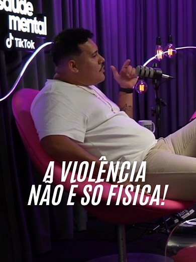 A violência não é só física! 💔 Lucas Buda @lucasbuda_ revela como a violência nas periferias afeta a saúde mental de formas que a gente nem imagina. Os desafios de viver em um ambiente violento e como isso impacta no dia a dia. 🎙️ O podcast #coisasdanossacabeçaé apresentado por Karen Scavacini, psicóloga e fundadora do Instituto Vita Alere @vitaalere, e Spartakus Santiago @spartakus. 🎬 Assista completo no TikTok: @redesaudemental 🎧 Ouça no Spotify: Coisas da Nossa Cabeça 🤝 Se você está pass