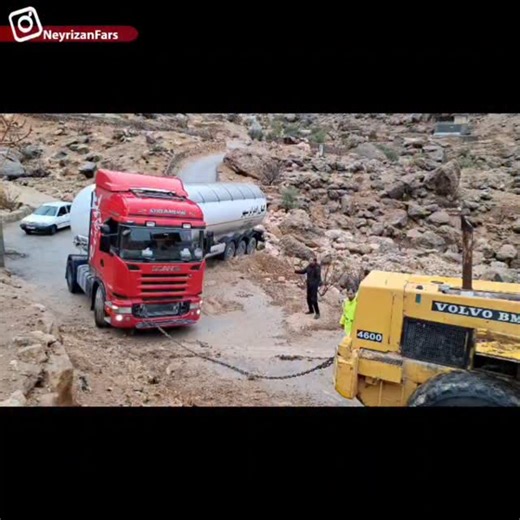 ‎هفته نامه نی ریزان فارس‎ on Instagram‎: "💢 تانکر گاز گرفتار در مسیر آبشار تارم با کمک شهرداری نجات یافت ◽️ یک دستگاه تانکر حامل گاز مایع که در مسیر صادرات به پاکستان از محور نی‌ریز عبور می‌کرد، به‌دلیل اشتباه راننده و تاریکی شب وارد مسیر آبشار تارم شد و به علت کم‌عرض بودن جاده و بارندگی، در گل‌ولای گرفتار شد. به گزارش معاونت خدمات شهری شهرداری نی‌ریز، پس از دریافت گزارش، عوامل واحد آتش‌نشانی و ایمنی شهرداری با حضور در محل، اقدامات ایمن‌سازی و حفاظتی لازم را انجام دادند و در نهایت تانکر با استف