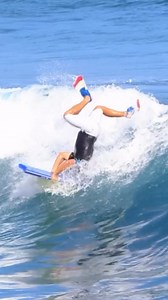 🤯 A headstand 360 spin on a bodyboard… now that’s next level! 🌊 Not something you see every day… 👉 How would you score it? Drop your rating below 👇 👉 And what’s the weirdest bodyboard trick you’ve ever seen? 🎬 Filmed by ahuiita 🙌🏼 #bodyboard #surfing #fun #adventure #beachlife #waves #surf #watersports #bodyboarding #bodyboardholidays | Bodyboard-Holidays