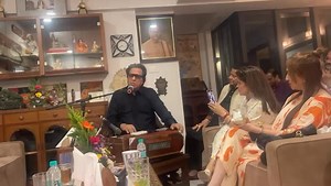 Soaking in the timeless magic of Talat Aziz as he breathes life into a beautiful ghazal. Pure soul, pure art. #TalatAziz #GhazalNight #LiveMusicMagic #SoulfulMelodies #LegendaryVoices #UrduPoetry #MusicalLegend #TimelessTunes #GhazalLovers #IndianClassical | Anup Jalota