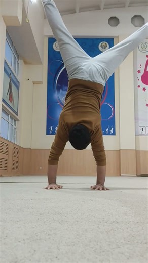 learning one arm handstand #bodyweightexercise #onearmhandstand #calisthenics #motivation #handstand