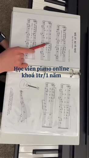 🎹 HỌC PIANO ONLINE – CHỦ ĐỘNG THỜI GIAN, HỌC LÚC NÀO CŨNG ĐƯỢC Hình thức học qua video giúp bạn hoàn toàn chủ động thời gian học. Bận rộn, lệch giờ, làm ca hay chăm con… cũng không sao. Chỉ cần mở video là bạn có thể học ngay, từng bước rõ ràng – dễ hiểu – dễ thực hành. Dù học online, bạn không hề học một mình. Giáo viên luôn đồng hành, giải đáp thắc mắc và chỉnh sửa từng bài bạn gửi lên. Bạn học đến đâu – được kiểm tra, góp ý đến đó → nền tảng vững hơn → chơi đúng và đẹp hơn mỗi ngày. Chương t