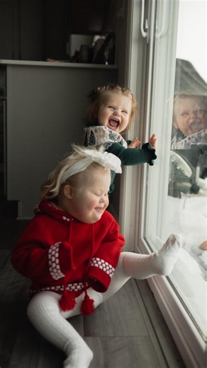 Jessica Hentges on Instagram: "One of the many Ozzy laughs. Hahaha she’s one of a kind 💗 *Don’t mind her Thanksgiving pj’s or hair in her face since she refuses to let me fix it any other way most days 🤪"