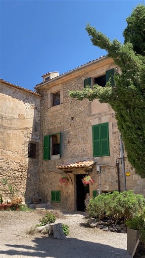 Jackie (Camardo) Mancini on Instagram: "Top 5 Travel Hacks ✈️ to SAVE for your trip! 1. 👣 @googlemaps elevation - a tip I learned from @its_rods_world a total game changer if you are going somewhere with brutal stairs (think Lisbon, Amalfi Coast). Also just a great tip for accessibility! 2. 👟Blister Bandages, I have these linked in my bio under “shop travel essentials” 3. 📲 eSIM, i LOVE @airalocom because it’s affordable and so easy to use 4. 🎨 last minute museum entry with @viator this has 