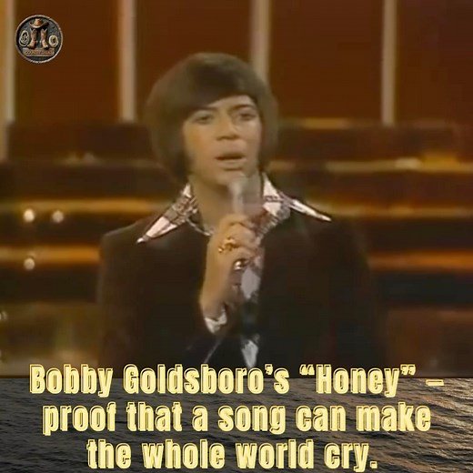 Bobby Goldsboro’s ‘Honey’ remains one of the saddest and most touching songs of all time — a beautiful yet heartbreaking reminder of how love lingers long after goodbye. 💛🍯 | Country Scoops