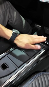 💡Interesting magnetic cup holder cover in the all-new Renault Clio! The new generation of the Renault Clio ist 4,12 m 162“ long (almost 7 cm or 3“ longer), comes with 2x 10“ screens, 390 l trunk, lower loading sill, engines 115 hp to 158 hp, 1,2 l 3-cyl 115 hp manual or DCT, 1,8 l 4-cyl Full Hybrid E-Tech 158 with 1,4 kWh. The interior features 2x 10“ screens, real buttons for the AC unit and fabric seats. Esprit Alpine features microfibre accentuations. #Renault #renaultclio #clio | Autogefühl