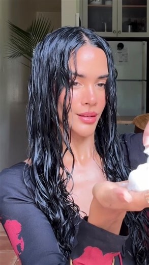 Aloha Belle on Instagram: "My hair is chaotic most days so the feeling after getting it ready is so rewarding 😌 happy weekend fam 🫶🏽 #curls #curlyhair #wavyhair #longhair #hairtutorial #grwm #beauty #fyp"