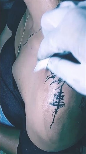 Tattoo bunga x tulisan mandarin di bagian pundak atas #tattoo #hobytattoo #tattoofun #tattooink