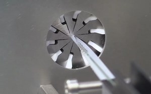 支架是这样压握的