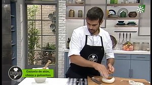 El "choco", nombre con el que en algunas provincias andaluzas se conoce a la jibia o sepia, es un cefalópodo, es decir, tiene "pies en la cabeza". Enrique Sánchez nos enseña cómo hay que limpiar y trocear el choco antes de cocinarlo. Extracto del Programa Cómetelo. #recetas #recetasfaciles #TipsDeCocina #prepararchoco | Malaspulgas Café Tapas