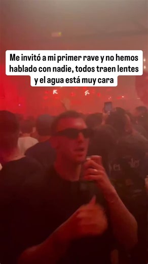 El Rave Anatomy on Instagram: "En muchos raves la gente habla poco y usa lentes por razones prácticas. La música suele estar a alto volumen, lo que hace difícil conversar. El enfoque está en bailar y escuchar, no en socializar verbalmente. Los lentes ayudan a reducir la intensidad de las luces, el cansancio visual y la estimulación constante. También permiten cierto anonimato y comodidad personal. No es frialdad ni pose: es una forma de concentrarse en la experiencia, regular estímulos y habitar