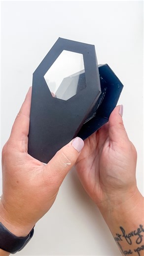 Kelsey S. | Dinosaur Mama | Cricut & Silhouette Craft Tutorials on Instagram: "✨ Let’s find you some freebies for this week! If you want all of these links in one spot, just comment LINK and I’ll send them over. I also keep an ongoing list of all the freebies I find for you, so you’ll always have fresh designs to try with your Cricut, Silhouette, or Siser Juliet. First up is one of my own designs: my free coffin box SVG ⚰️. This is actually one of the very first 3D files I created, and it’s stil