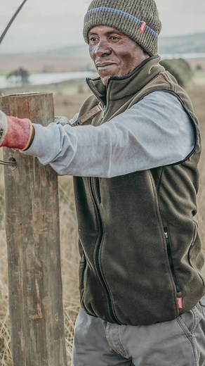 Layer up and conquer the cold in our Fleece workwear. Available in a variety of styles and colours, online or in-store. | Jonsson Workwear