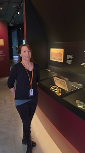 Mikä on stereoskooppi ja miten se liittyy valokuviin? Postimuseon Kuvan vallankumous -näyttely vie valokuvauksen alkujuurille aikaan, jolloin kuvien ottamiseen tarvittiin mitä erikoisimpia laitteita! Tutustu tähän kiehtovaan aiheeseen videolla sekä näyttelyssämme! 📸 👉 Pidä kiirettä! Kuvan vallankumous on esillä Vapriikissa su 18.1.2026 asti. Näyttelyyn: https://www.vapriikki.fi/nayttelyt/kuvan-vallankumous/ #vapriikki #kuvanvallankumous Postimuseo | Vapriikki