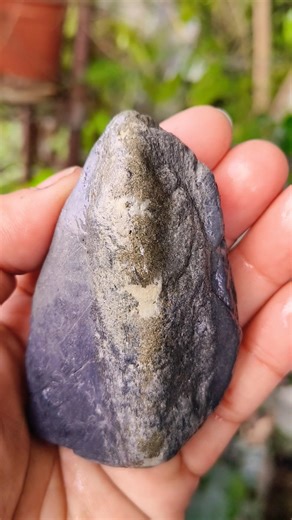 Its beautiful natural mineral patterns are commonly known as "Dragon pattern stone" in Taiwan.