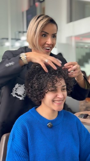 775K views · 11K reactions | Une cliente est venue au salon en pensant que ses boucles avaient disparu… Elle voulait du changement, du court, du volume et surtout… retrouver sa texture ✨Résultat : une coupe courte ultra féminine, un joli dégradé, et des boucles qui reprennent vie  #haircut #niyabeautymaroc #hairtransformation #transformationcheveux #hairstylist #hairinspiration #hairgoals #curlyhair #shorthair | Naima Hadji | Facebook