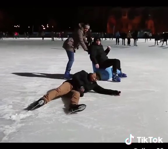 A world champion professional skater disguises himself as an old man, enters the stadium, and dazzles everyone with his exceptional ice skating skills. @ali99