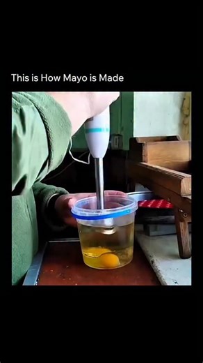 𝗘𝘅𝗽𝗹𝗮𝗶𝗻𝗲𝗿 📌 on Instagram: "Mayonnaise is created through a process called emulsification — the blending of two liquids that normally don’t mix: oil and water. The key ingredient is the egg yolk, which contains lecithin, a natural emulsifier that binds the oil and vinegar (or lemon juice) together. As the mixture is whisked or blended, tiny droplets of oil become suspended in the liquid, forming a thick, creamy texture. This simple chemical reaction transforms basic ingredients into one