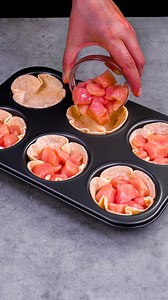 35K views · 329 reactions | Nu vei mai gati piept de pui in alt mod! Ingrediente sare: 1 g piper negru: 1 g cartofi: 2 buc sare: 1 g piper negru: 1 g ulei de măsline: 10 ml ceapă roșie: 1 buc ouă: 2 buc iaurt: 80 g piper negru: 1 g sare: 1 g mozzarella: 50 g roșii: 2 buc mozzarella: 80 g lămâie: 1 buc Suplimentar iaurt grecesc: 100 g ulei de măsline: 10 ml piper negru: 1 g sare: 1 g usturoi: 5 g mărar: 10 g castraveți: 2 buc ceapă roșie: 2 buc | Savuros.TV | Facebook