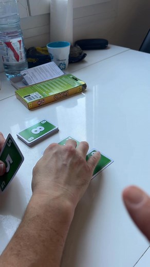 le skip-bo, NOUS ON ADORE! C’est une superbe idée cadeau de Noël pas très chère, qui permet de jour entre amis ou en famille! Une partie stratégie pour bloquer ses adversaires et une partie chance en fonction de ce qui se trouve dans ta pioche! Ici on adore car on peut jouer tous les 4 et personne ne s’ennuie! Un de nos chouchous avec le skyjo, le qwirkle… Un truc en plus si tu veux que la partie soit plus rapide, tu distribue 20 cartes à chaque joueur! Teste je suis sûre que tu vas kiffer! | cy