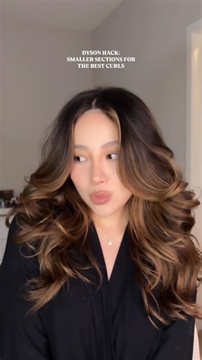 Evelin on Instagram: "Dyson hack: smaller sections of hair will give you the best curls and so much volume 🤍💭😚✨ @dysonbeauty @gisou oil for that shineee ✨✨ • • • #hair #hairstyles #haircolor #hairstyle #hairtips #hairhacks #hairtutorial #hairtutorialvideo #dyson #dysonairwrap #airwrapcurls #airwrap #blowout #hairreels"