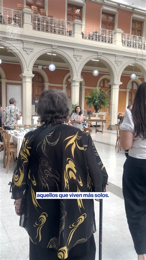#PastoralUC | Compañía, conversación y comunidad: así se vivió la Navidad en la UC 🎄 Más de cien vecinas y vecinos que viven en situación de soledad fueron invitados a una cena fraterna en Casa Central, donde compartieron la mesa con estudiantes, profesores y funcionarios de la universidad. Este año, la UC quiso resignificar la Navidad, poniendo el acento en el encuentro humano por sobre la ayuda material, y abriendo sus espacios para acoger, escuchar y acompañar. Una iniciativa impulsada por P