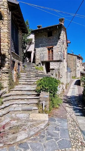🌟Most travelers exploring Northern Italy never make it to Oltrepò Pavese 🇮🇹 Hidden in the hills of southern Lombardy, this region surprised us with vineyard roads, quiet landscapes and beautiful villages like Fortunago, Zavattarello and Golferenzo. It still feels authentic, local and largely untouched by international tourism — even though it’s located in one of Italy’s most visited regions. 👉For us, Bacialupo Bed and Breakfast has been the perfect base to discover this underrated part of Lo