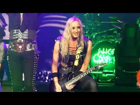 Nita Strauss (with Alice Cooper) "Poison" Live Paris 2024
