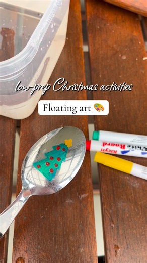 Jane | Pocket full of Playtime on Instagram: "It’s nearly Christmas 🎄 how magical is this #floatingart !!! Just some white board (dry erase) markers and a metal spoon 👌🏼 PSA: you DON’T need the ceramic spoon set but my mum bought one for the kids 🤭 it’s all about letting it dry, the angle and how slowly you dip it x Also, how fun that you can turn them into temporary tattoos 😍👏🏼 Follow for more low prep activities & play hacks 🫶🏼🥰 #toddleractivities #mumhack #christmasactivities #magic