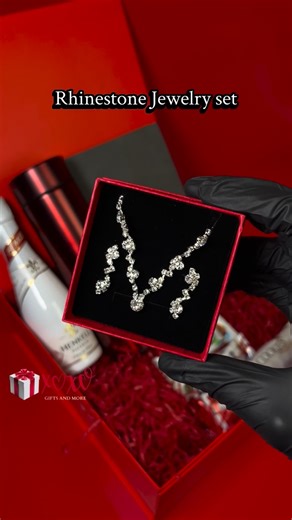 VALENTINE GIFTS AND SURPRISES IN LAGOS | SAME DAY DELIVERY on Instagram: "Our 120k has been our best seller this Valentine, so here is a full video with all it’s contents, quality or nothing 😮‍💨that’s why I don’t blame my awesome clients for rushing it🤣😮‍💨 🏷️120,000 💌CONTENTS • JEWELLERY SET • LUXE LEATHER PURSE • PERFUME/BODYMIST • NOTEPAD • POWER BANK • CHOCOLATES • CHOCOLATE COOKIES • FANCY KEYCHAIN • VALENTINE CARD • ROSE TEDDY BEAR/BOUQUET OF VELVET ROSES • CUSTOMIZED TEMPERATURE FLA