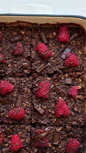 Margaux | Baked Oats au chocolat et aux framboises!! 💘 Manger du gâteau pour déjeuner? Oui, oui, avec le gruau au frigo cacao et framboises de... | Instagram