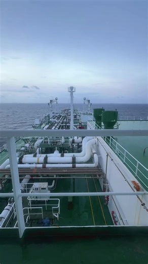 Welcome to jakarta, Manuvering STS with Nusantara Regas West Java 27 January 2026 #viralvideo #fypシ #fyyyyyyyyyyyyyyyy #pelautpunyacerita #jakarta