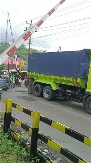 Palang Turun + Motor Terburu-Buru / Gate Down + Rushing Riders #shorts