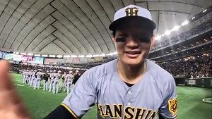 阪神タイガース on Instagram: "本日の勝利のハイタッチ🙌 #東京ドーム #90th #阪神タイガース #鼓動を鳴らせ_虎道を進め"