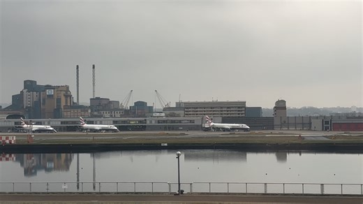 坐落在城市中的机场｜乘着轻轨线路DLR看伦敦城市机场