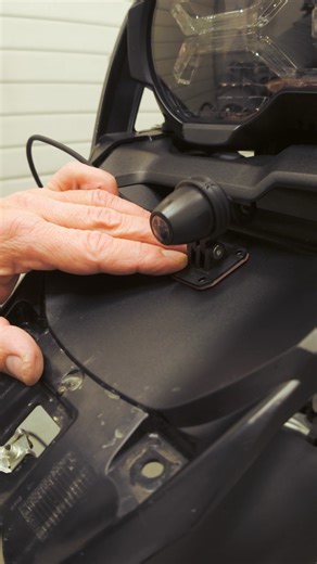 Unlock a superior ride with the AIO-5 Lite Smart Riding System! Seamlessly integrate Apple CarPlay/Android Auto, enhance safety with front and rear dash cams, tire pressure monitoring, blind spot detection, Sentry Mode, and BSD features. Additionally, the system supports wireless remote and Wonder Wheel control integration. Built tough with IP67 water and dust resistance, it also supports extensive riding data logging and app integration, making every journey unprecedentedly enjoyable. 🔥 | Chig