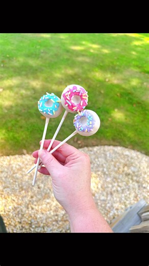 You DONUT want to miss this party! 🍩🎂 Celebrating in the sweetest way with 3 dozen donut-shaped cake pops that look like everyone’s favorite treat… but surprise — they’re cake inside! 😍 This birthday set featured: 🍩 Birthday Cake 🍩 Glazed Donut 🍩 Classic Brownie #DonutGrowUp #DonutParty #CakePops #Birthday #Baker