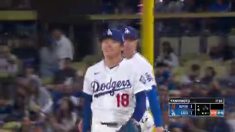 ドジャース 山本由伸スーパージャンプを見せる！👀またまた本日4回目のファーストへのベースカバー！フリーマンの送球が高めにいったのを掴むジャンプ！驚異的な跳躍力を見せる！#Dodgers Yamamoto Yoshinobu 📹@SportsNetLA