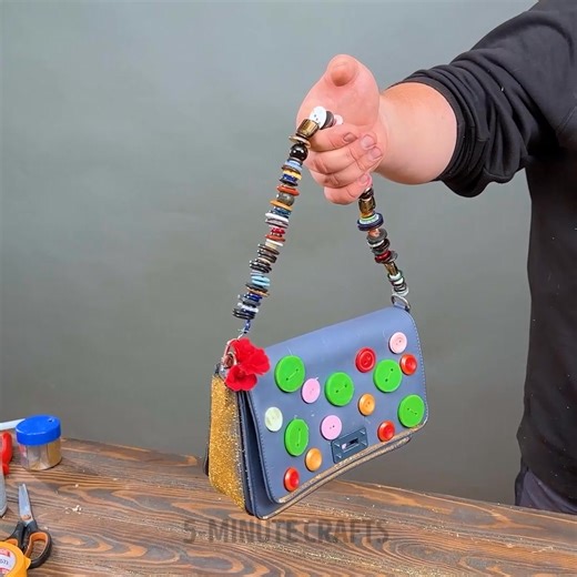 435K views · 784 reactions | A stunning transformation from trash to a creative bag! ♻️ | 5-Minute Crafts | Facebook