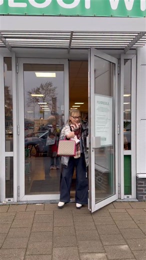 Het mooie van winkelen in een kringloop of tweedehandswinkel is het onverwachte. Je loopt een kringloop binnen zonder verwachtingen... en daar is het. 😇 Dat ene perfecte ding waarvan je niet eens wist dat je het nodig had. Het staat niet op je lijstje. Het is niet waarvoor je binnenkwam. Maar toch voelt het meteen goed. Je gevoel zegt: Dit moet mee naar huis. Het kan een antiek meubel zijn, een klein bloemenschilderijtje of zoals in dit geval dit ‘klassieke’ David hoofd😄 Wat het ook is, je oog