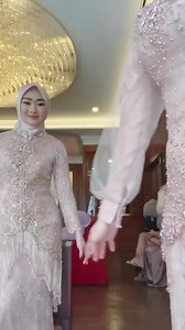 K = Bikin kebaya ini brp ka? A = kurang lebih 10jt ka K = oo begitu ya, gak bisa kurang ka? A = bisa menyesuaikan budget kk, MODEL KEBAYA tetap sama, beda di payetnya 😊 . Yuuuk yg mw bikin kebaya/dress bisa langsung wA ya.. 087834465222 | Style Hijab Tutorial