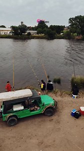 Esta tarde estuvimos recorriendo el 19° Concurso de Pesca organizado por el Club Defensores de Puerto Quequén 🎣 Sobre la margen del río de Quequén se juntaron alrededor de 200 cañas, llenando de color y tradición una jornada que reparte $25.000.000 en premios. 📸 Te invitamos a ver las imágenes de este clásico concurso que año a año convoca a pescadores de toda la región | Ecos Diarios Necochea