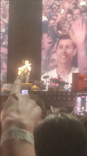 Lewis Capaldi canta Someone You Loved