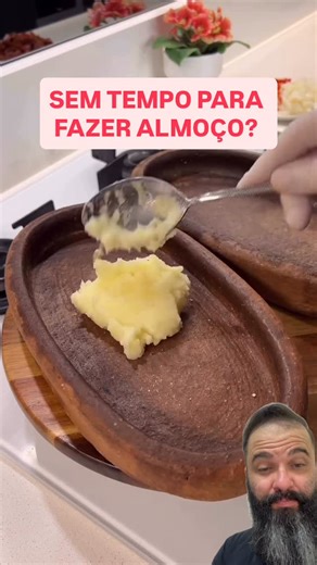 Abel Filho | Dicas Tech on Instagram: "CARNE REFOGADA COM PURÊ ULTRA CREMOSO: O ALMOÇO PERFEITO! 😍🥩 Uma combinação clássica, reconfortante e cheia de sabor que derrete na boca! Carne suculenta com legumes e um purê de batatas tão macio que vai conquistar todo mundo na primeira garfada. Ingredientes: Carne refogada: 1 pacote de carne em cubos pequenos 1 cebola picada 1 pimentão vermelho e 2 verdes picados Sal a gosto e óleo para refogar ½ xícara de água Purê de batatas: 5 batatas 1 colher (sopa